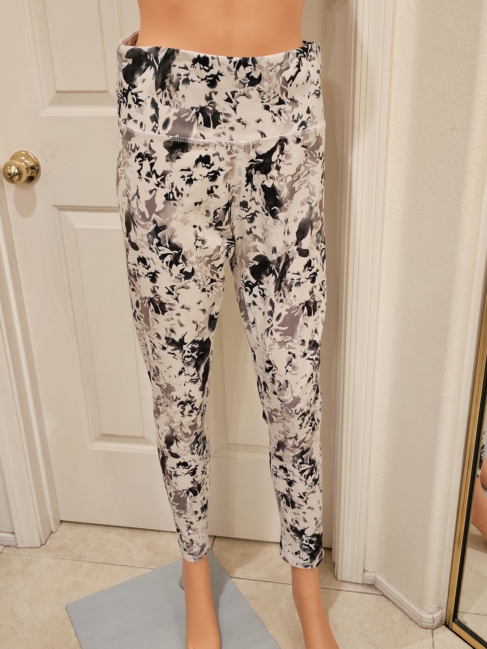 Balance Collection Black & White Floral High-Waist Leggings